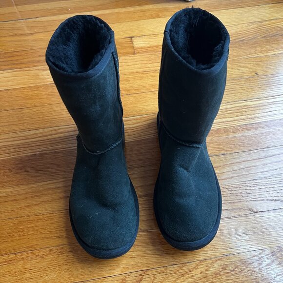 Short Classic Black Uggs - Picture 1 of 5